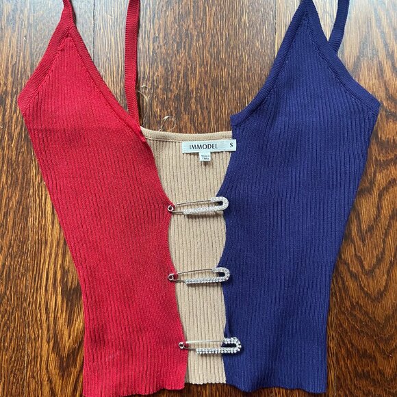 New Gorgeous Sweater Tank with Bling Fasteners - Picture 1 of 5